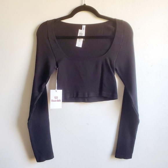 Aritzia Tops - NWT Aritzia Crop Top
